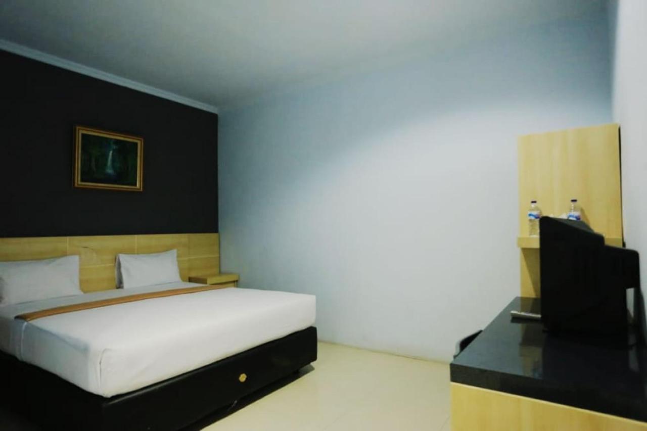 Urbanview Hotel Mulia Indah Palopo Exterior foto