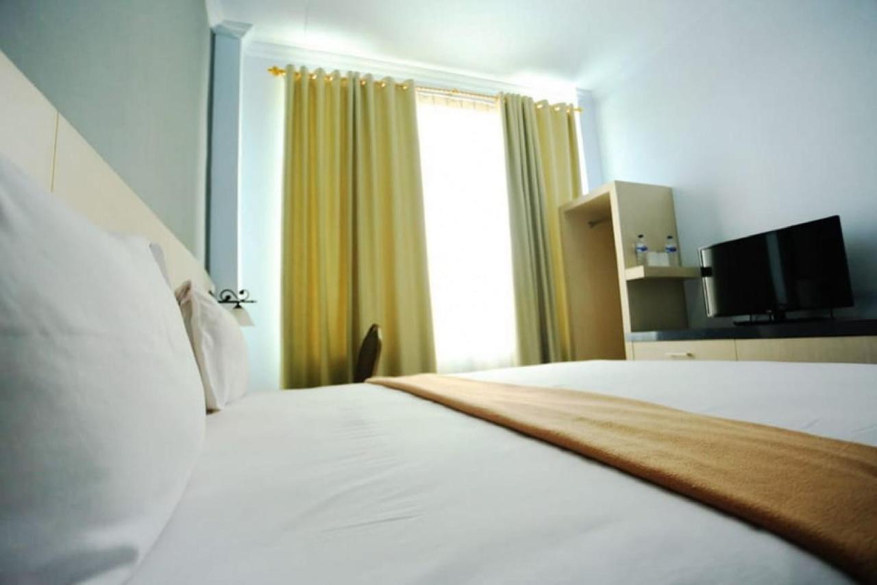 Urbanview Hotel Mulia Indah Palopo Exterior foto