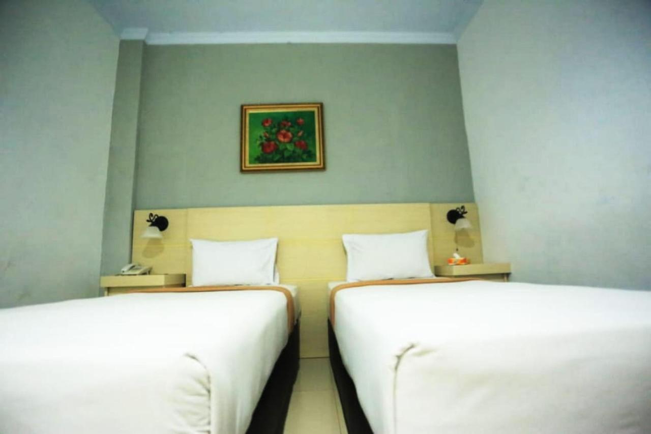 Urbanview Hotel Mulia Indah Palopo Exterior foto