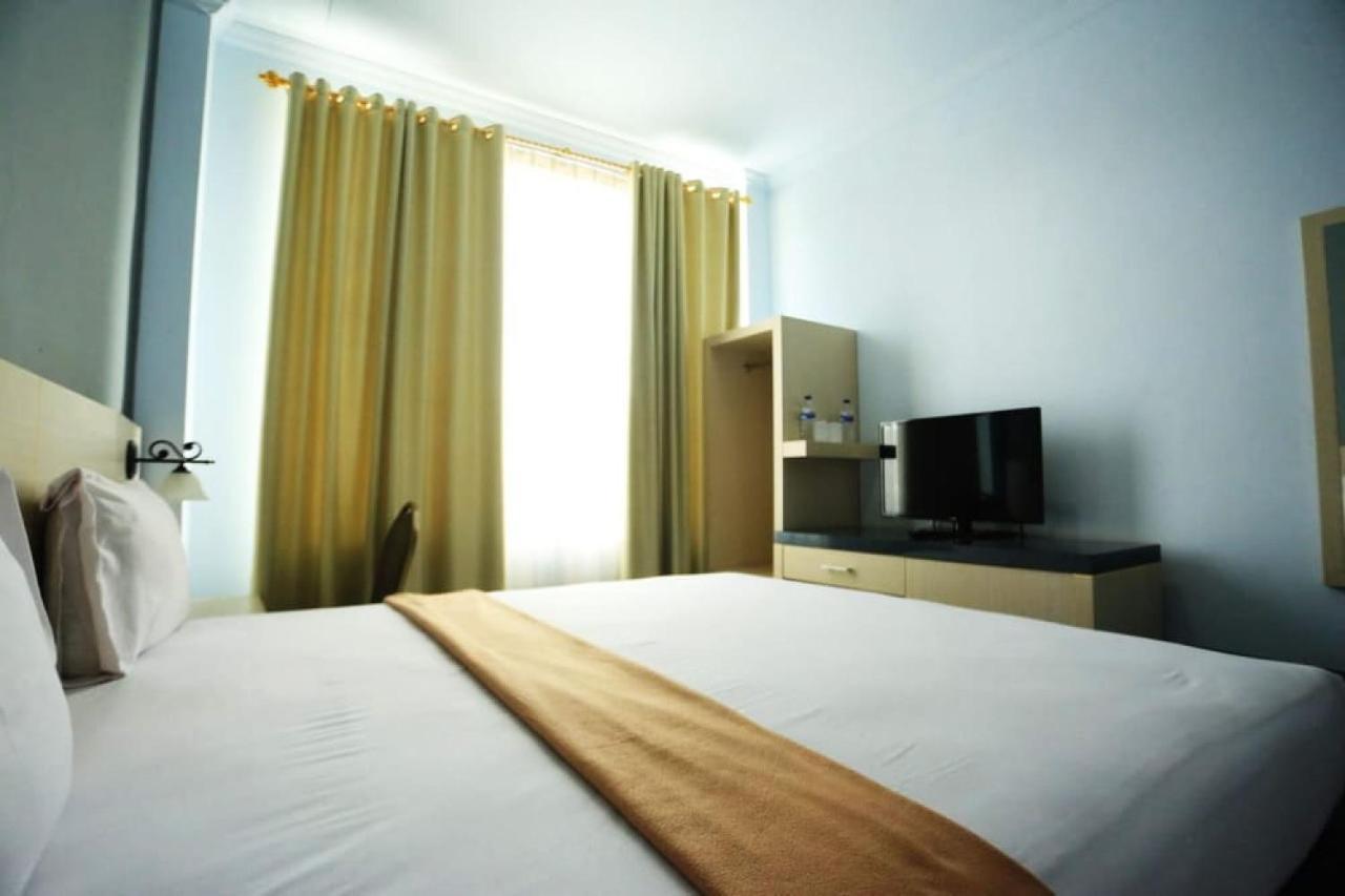 Urbanview Hotel Mulia Indah Palopo Exterior foto