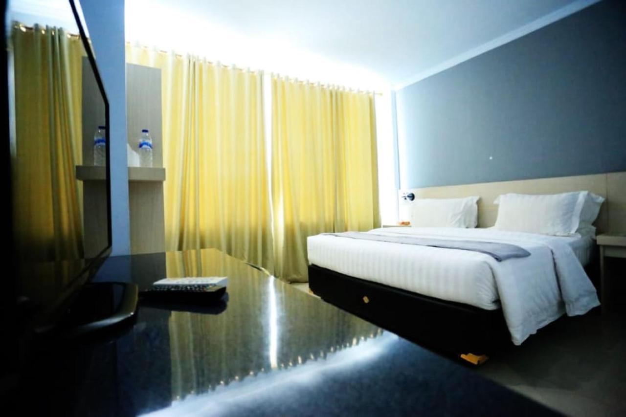 Urbanview Hotel Mulia Indah Palopo Exterior foto