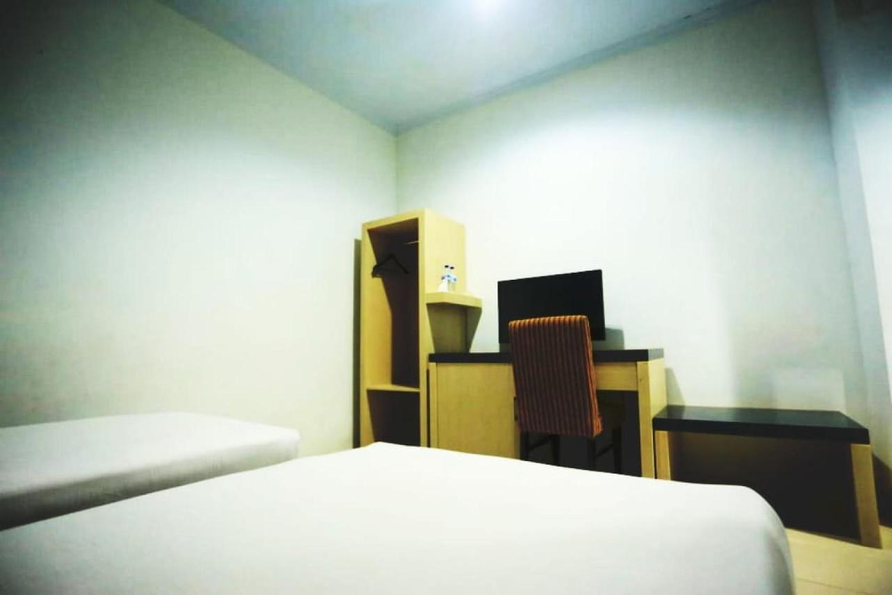 Urbanview Hotel Mulia Indah Palopo Exterior foto