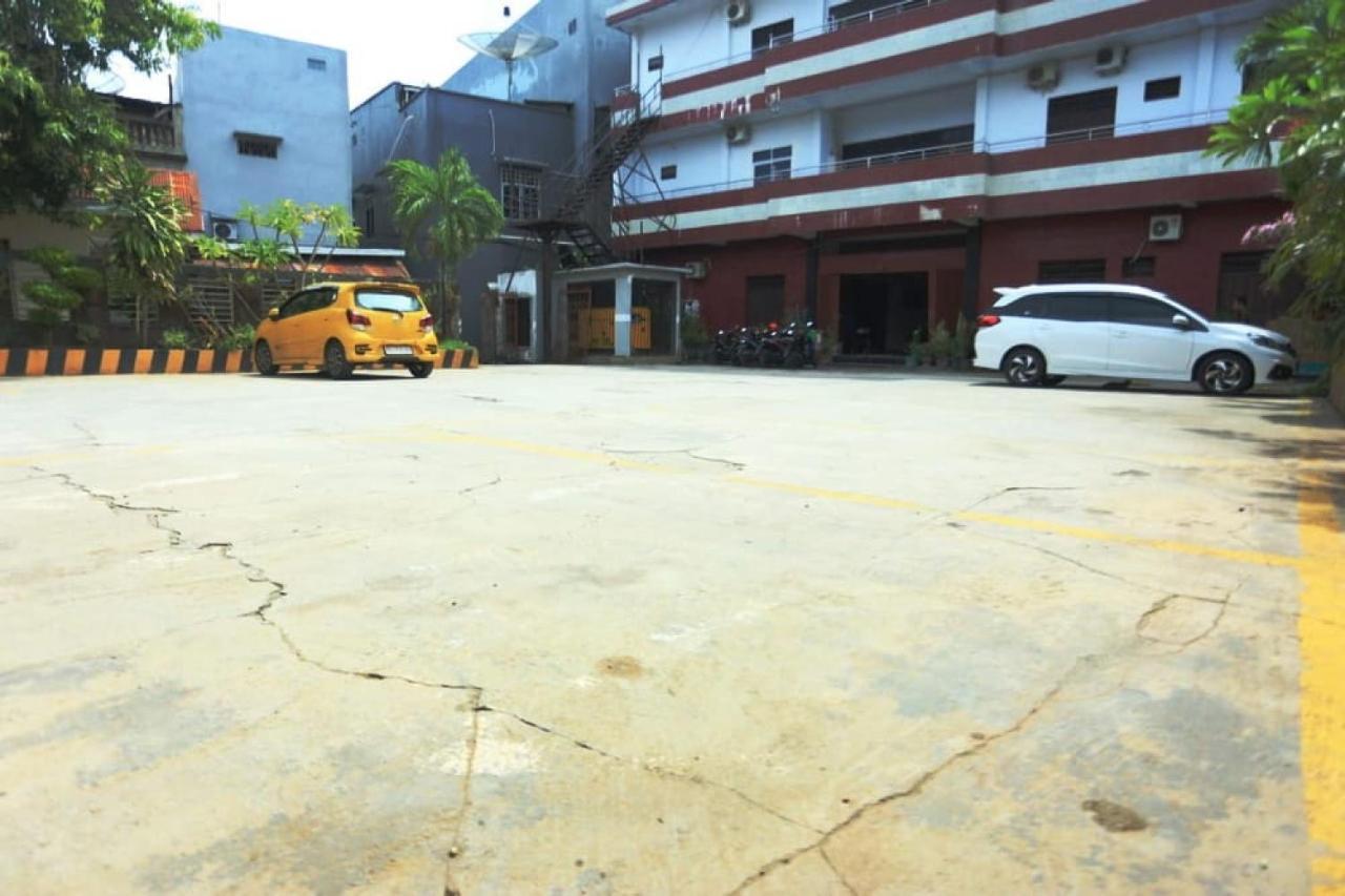 Urbanview Hotel Mulia Indah Palopo Exterior foto